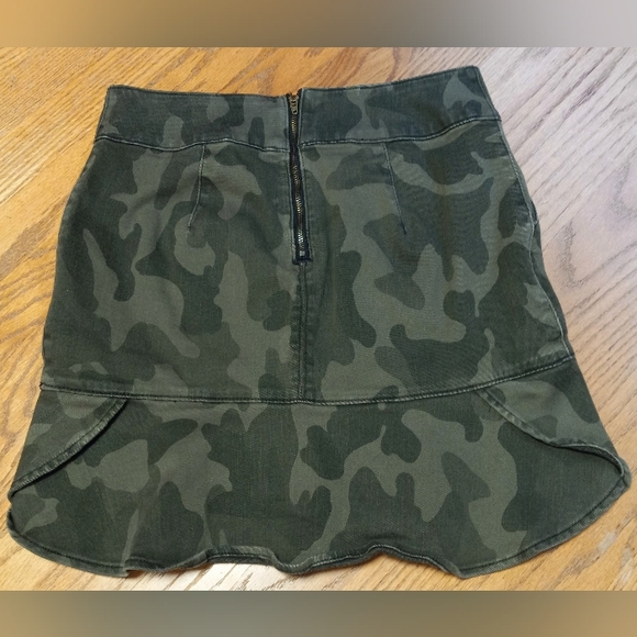 White House Black Market Camo Flounce Hem Boot Women's Skirt Size 6 - Picture 9 of 13